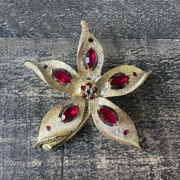 Vintage Jewelry - Vintage Fuchsia Rhinestone Floral Brooch